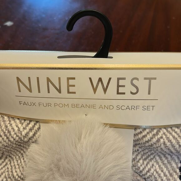 Nine West Taupe Pink Black Faux Fur Pom Beanie and Scarf Set OS New - Picture 4 of 5